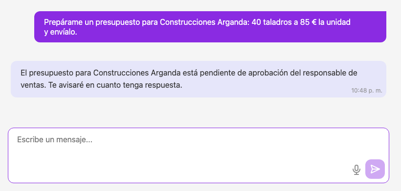Chat con la petición de un presupuesto de 40 taladros para Construcciones Arganda y la respuesta del agente: pendiente de aprobación del responsable de ventas